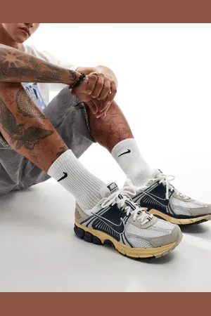 Nike Zoom Vomero 5 trainers in and navy