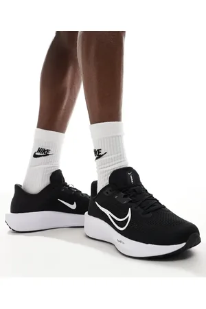 Nike Quest 6 trainers in