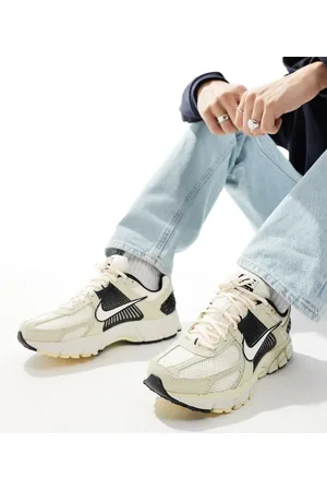 Nike Zoom Vomero 5 trainers trainers in cream and black
