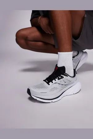 Saucony Guide 18 running trainers in cloud and black