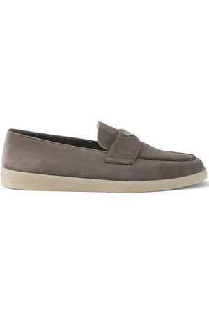 Prada Wildleder-Loafer mit emailliertem Triangel-Logo