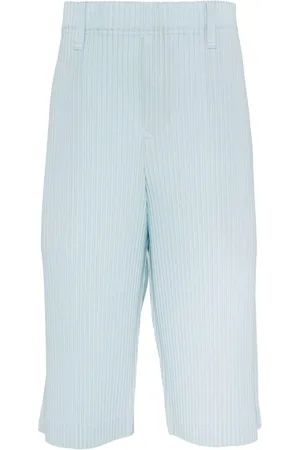 Issey Miyake Plissierte Shorts aus Satin