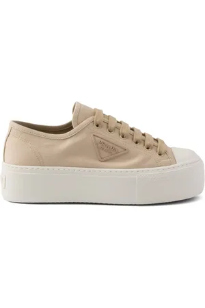 Prada Sneakers mit Schnürung