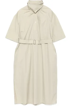 Less Kleid mit kurzen Ärmeln