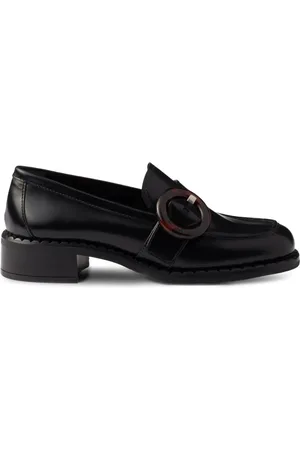 Prada Loafer mit zirkulärer Schnalle