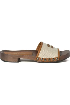Miu Miu Mules mit Logo-Prägung