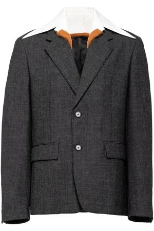 Prada Sakko im Layering-Look