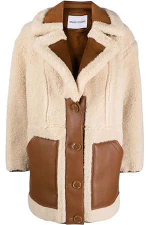 Stand Studio Mantel aus Faux Shearling