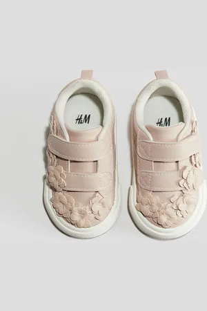 H&M Sneaker mit Blütenapplikationen